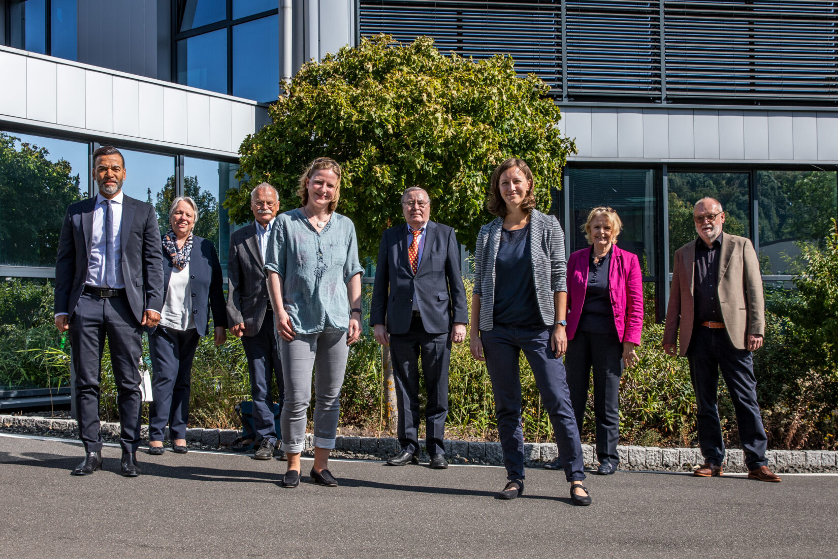 Vertreter der Junior Uni Wuppertal zu Besuch bei der LEPPER Stiftung in Daun (v.l.n.r): Tyrone Winbush (Stellvertretender Vorstandsvorsitzender), Irene Roth (Mitglied des Kuratoriums), Prof. Dr. Ernst-Andreas Ziegler (Ideengeber der Junior Uni und Vorsitzender ihrer Geschäftsführung), Dr. Ariane Staab (Geschäftsführerin und Dozentin Junior Uni Wuppertal), Peter Lepper (Kuratoriumsvorsitzender), Dr. Annika Spathmann (Prokuristin Junior Uni Wuppertal), Doris G. Lepper (Vorstandsvorsitzende) und Dr. med. Heinz-Josef Weis (Stellvertretender Kuratoriumsvorsitzender)